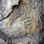 Το ανάγλυφο χέρι στα τοιχώματα της σπηλιάς